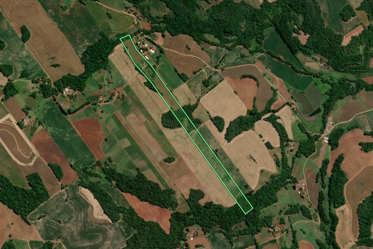Imagem de satélite do imóvel rural em Três de Maio (RS), com o contorno declarado no CAR desenhado por cima.