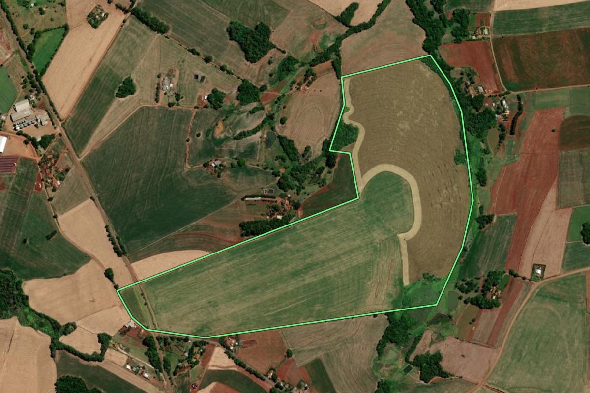 Imagem de satélite do imóvel rural em Três de Maio (RS), com o contorno declarado no CAR desenhado por cima.