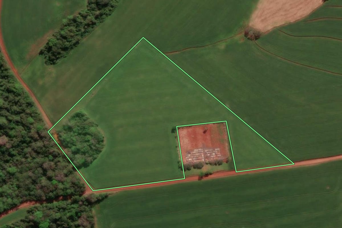 Imagem de satélite do imóvel rural em Três de Maio (RS), com o contorno declarado no CAR desenhado por cima.