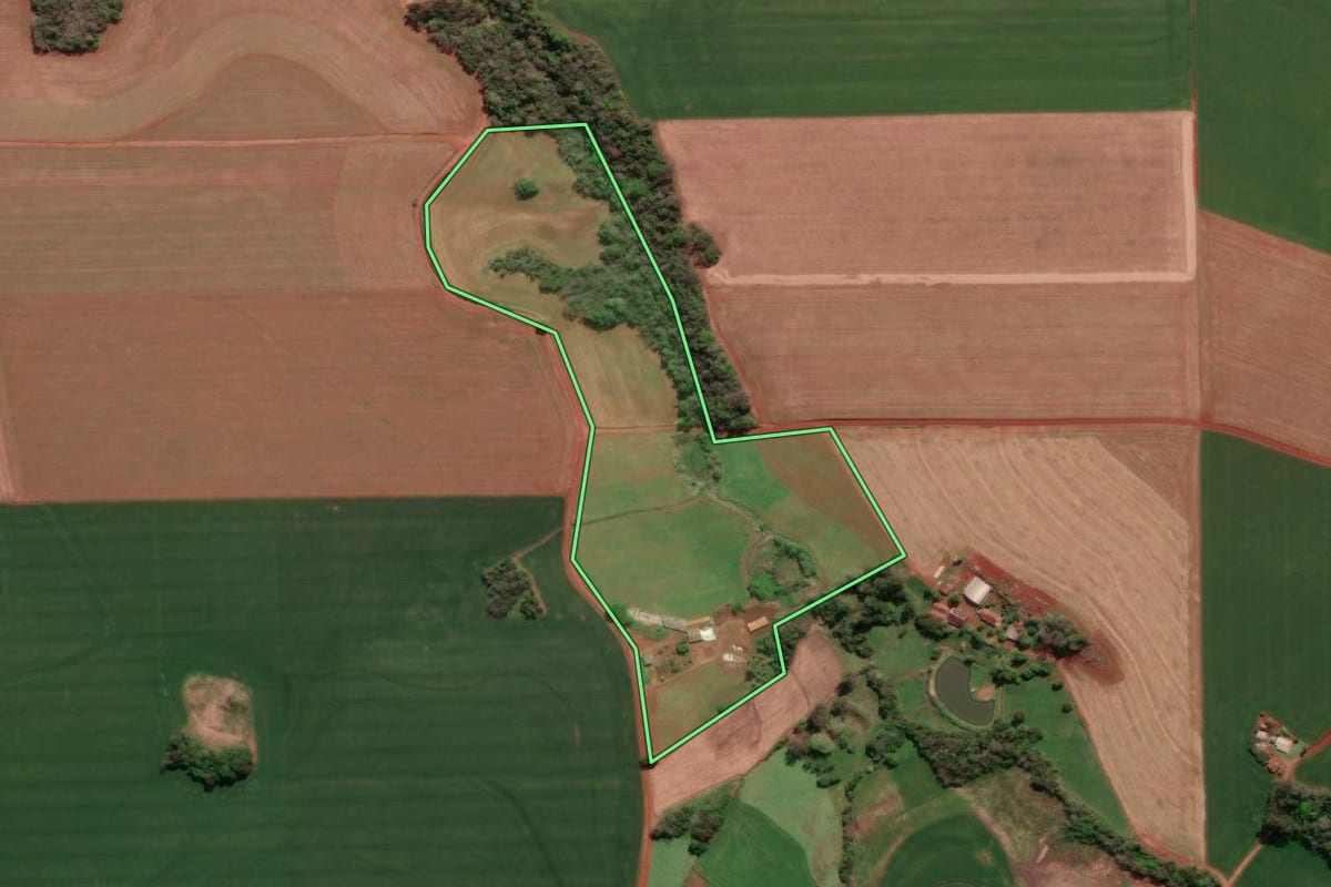 Imagem de satélite do imóvel rural em Três de Maio (RS), com o contorno declarado no CAR desenhado por cima.