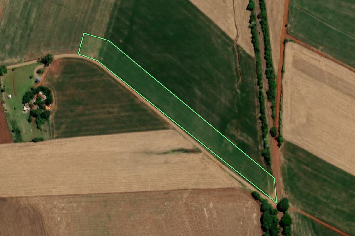 Imagem de satélite do imóvel rural em Três de Maio (RS), com o contorno declarado no CAR desenhado por cima.