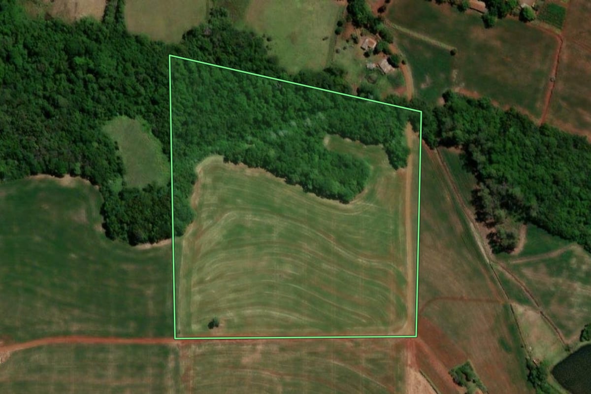 Imagem de satélite do imóvel rural em Três de Maio (RS), com o contorno declarado no CAR desenhado por cima.
