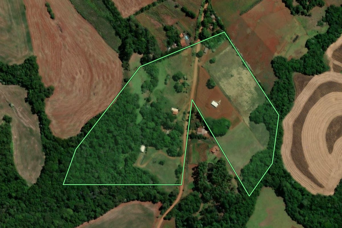 Imagem de satélite do imóvel rural em Três de Maio (RS), com o contorno declarado no CAR desenhado por cima.