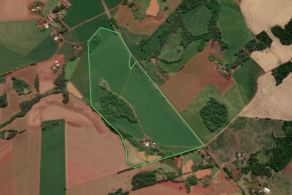 Imagem de satélite do imóvel rural em Três de Maio (RS), com o contorno declarado no CAR desenhado por cima.
