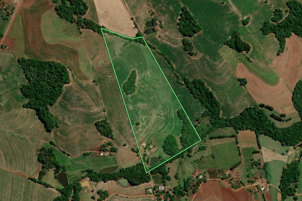 Imagem de satélite do imóvel rural em Três de Maio (RS), com o contorno declarado no CAR desenhado por cima.