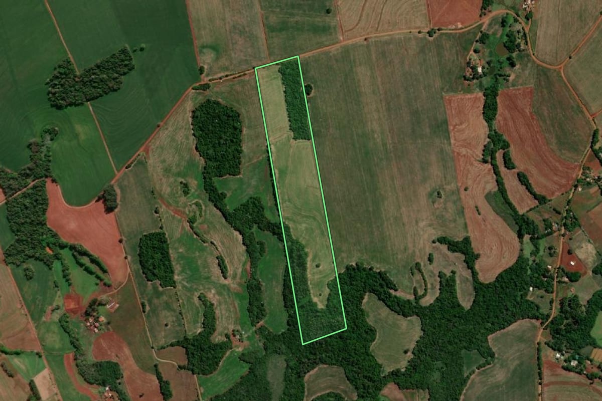 Imagem de satélite do imóvel rural em Três de Maio (RS), com o contorno declarado no CAR desenhado por cima.
