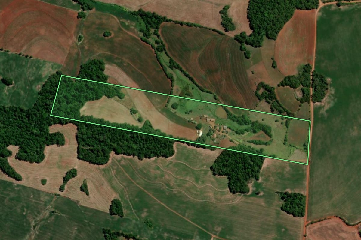 Imagem de satélite do imóvel rural em Três de Maio (RS), com o contorno declarado no CAR desenhado por cima.