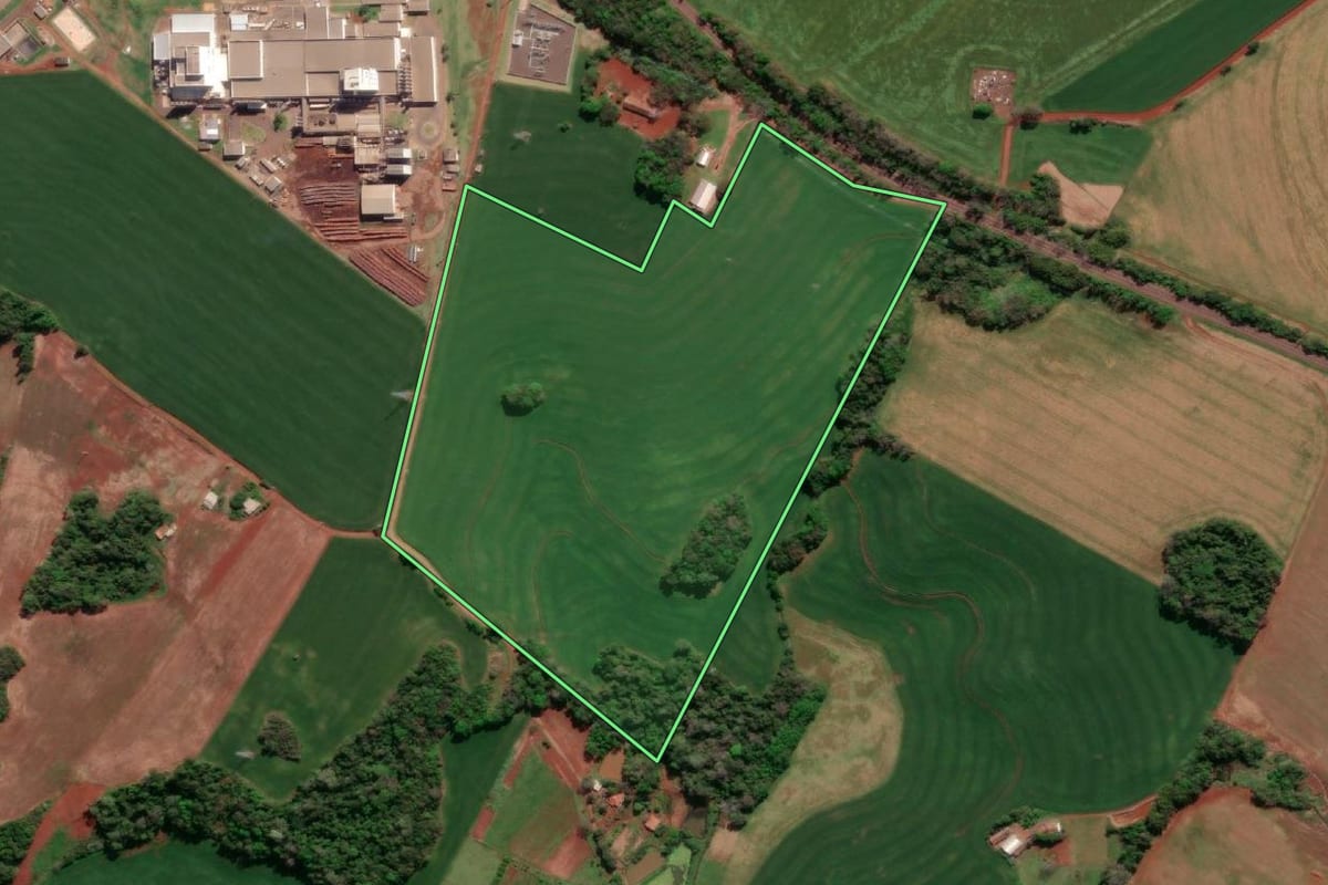 Imagem de satélite do imóvel rural em Três de Maio (RS), com o contorno declarado no CAR desenhado por cima.