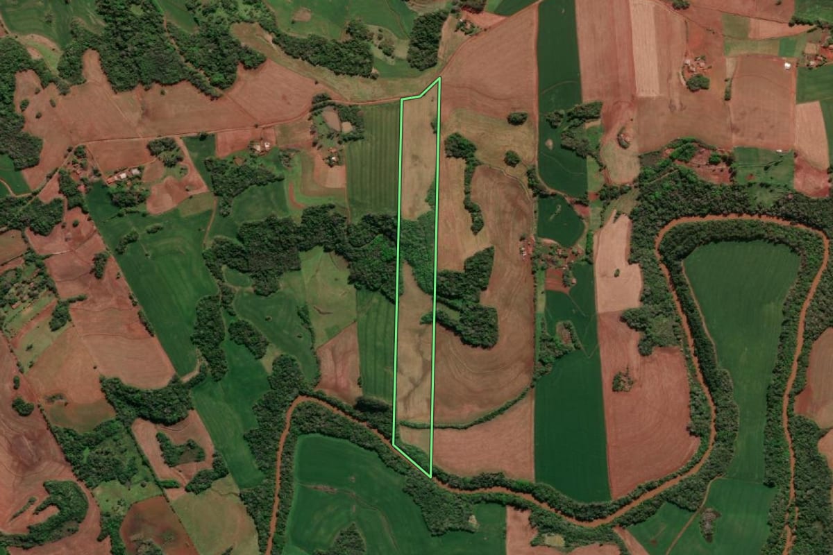 Imagem de satélite do imóvel rural em Três de Maio (RS), com o contorno declarado no CAR desenhado por cima.