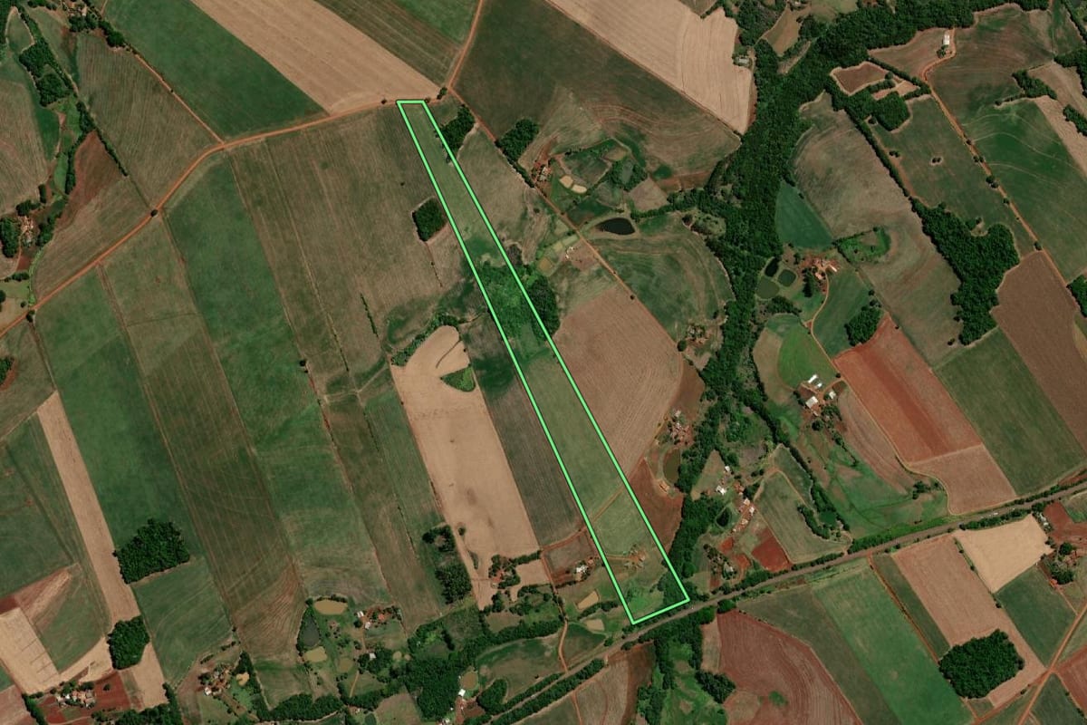 Imagem de satélite do imóvel rural em Três de Maio (RS), com o contorno declarado no CAR desenhado por cima.