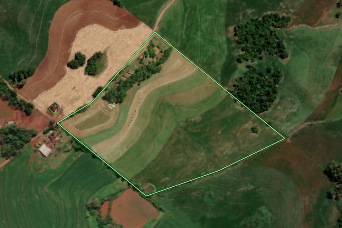 Imagem de satélite do imóvel rural em Três de Maio (RS), com o contorno declarado no CAR desenhado por cima.