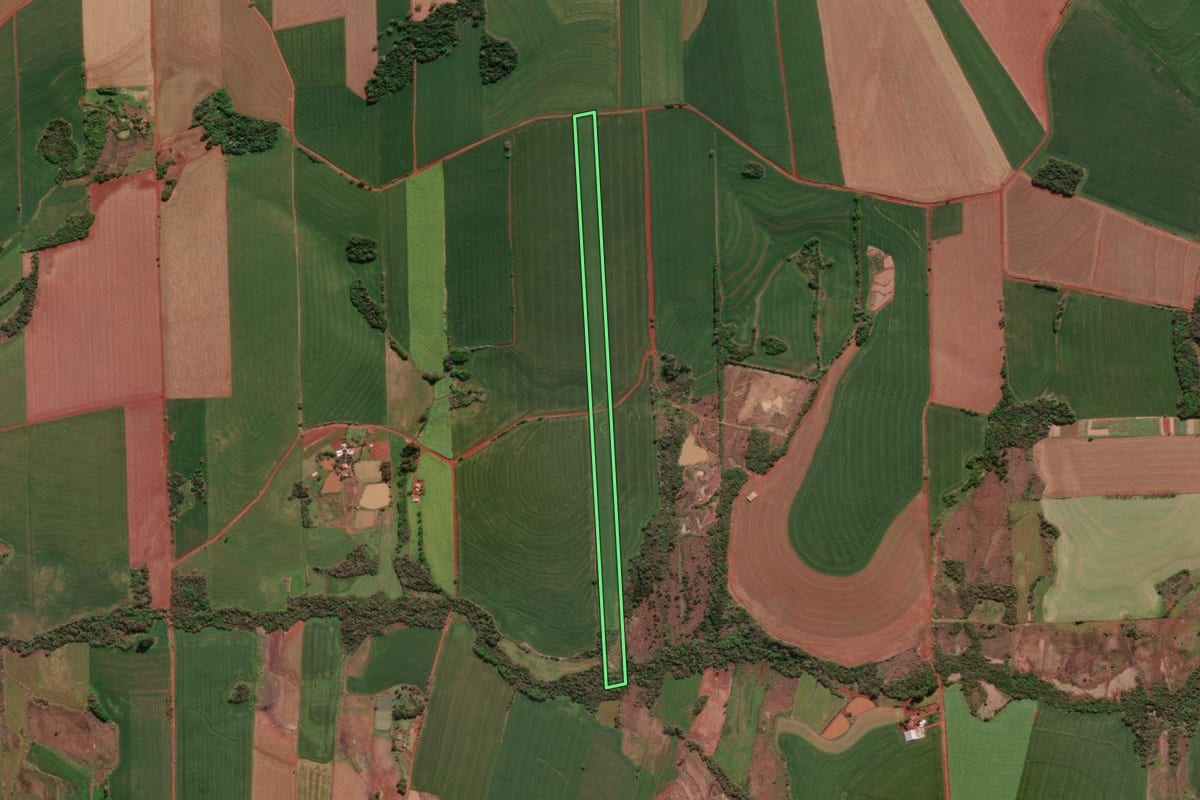 Imagem de satélite do imóvel rural em Três de Maio (RS), com o contorno declarado no CAR desenhado por cima.