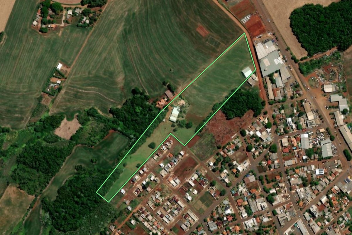 Imagem de satélite do imóvel rural em Três de Maio (RS), com o contorno declarado no CAR desenhado por cima.