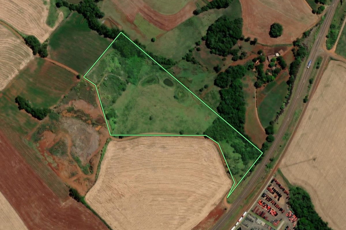 Imagem de satélite do imóvel rural em Três de Maio (RS), com o contorno declarado no CAR desenhado por cima.