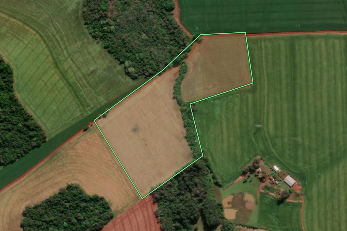 Imagem de satélite do imóvel rural em Três de Maio (RS), com o contorno declarado no CAR desenhado por cima.