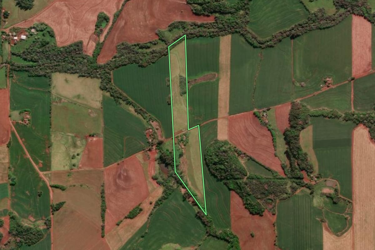 Imagem de satélite do imóvel rural em Três de Maio (RS), com o contorno declarado no CAR desenhado por cima.