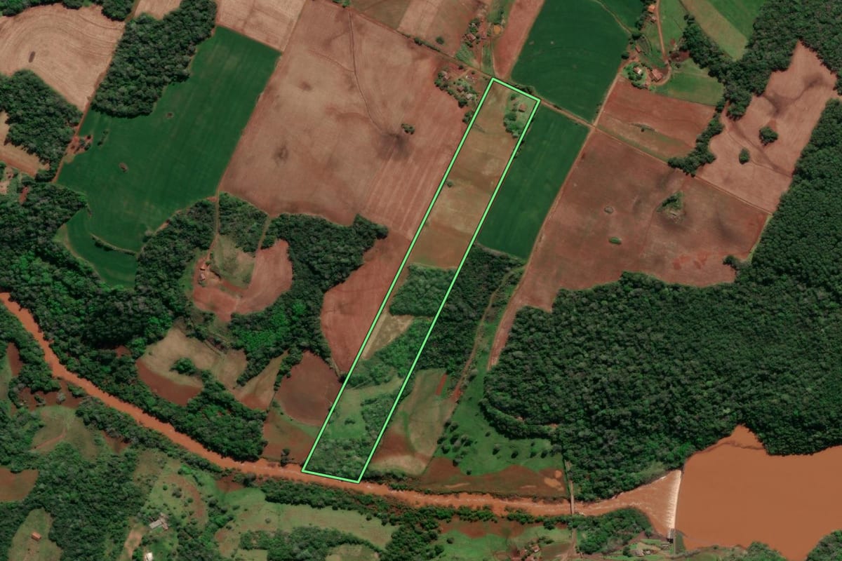 Imagem de satélite do imóvel rural em Três de Maio (RS), com o contorno declarado no CAR desenhado por cima.