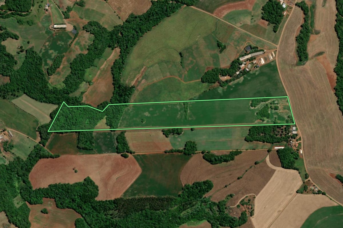 Imagem de satélite do imóvel rural em Três de Maio (RS), com o contorno declarado no CAR desenhado por cima.