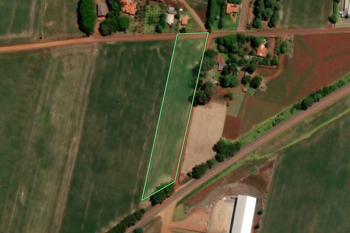 Imagem de satélite do imóvel rural em Três de Maio (RS), com o contorno declarado no CAR desenhado por cima.