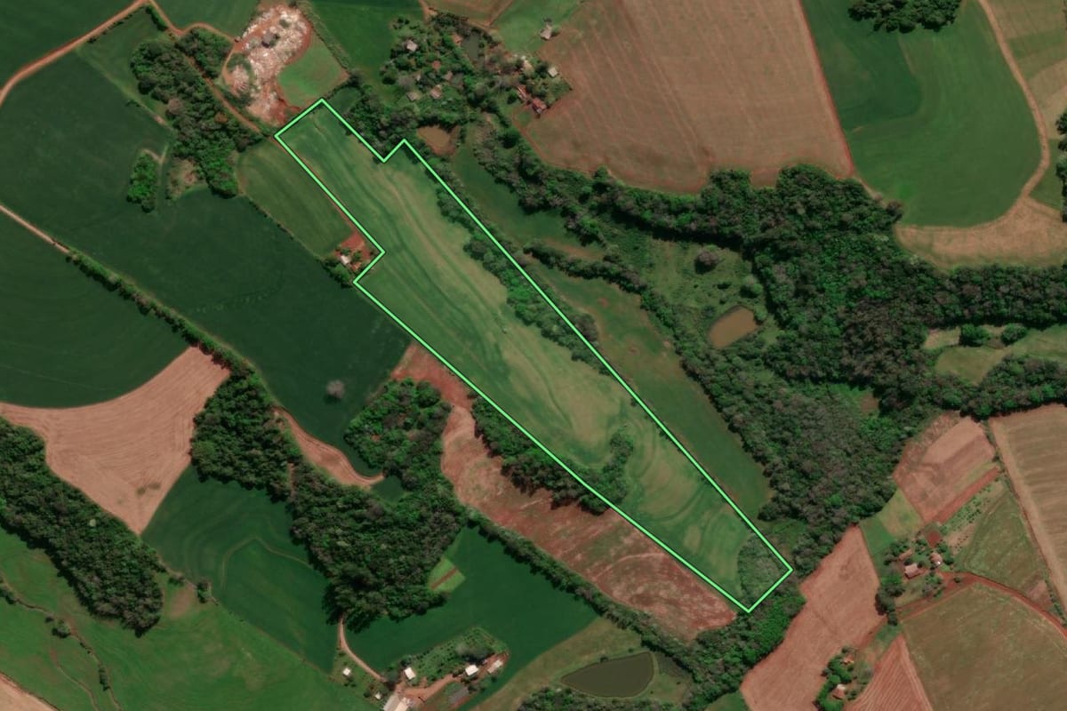 Imagem de satélite do imóvel rural em Três de Maio (RS), com o contorno declarado no CAR desenhado por cima.