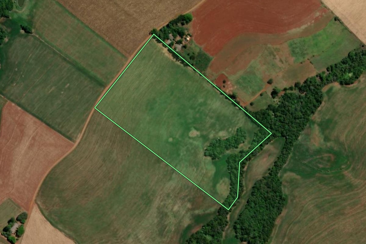Imagem de satélite do imóvel rural em Três de Maio (RS), com o contorno declarado no CAR desenhado por cima.