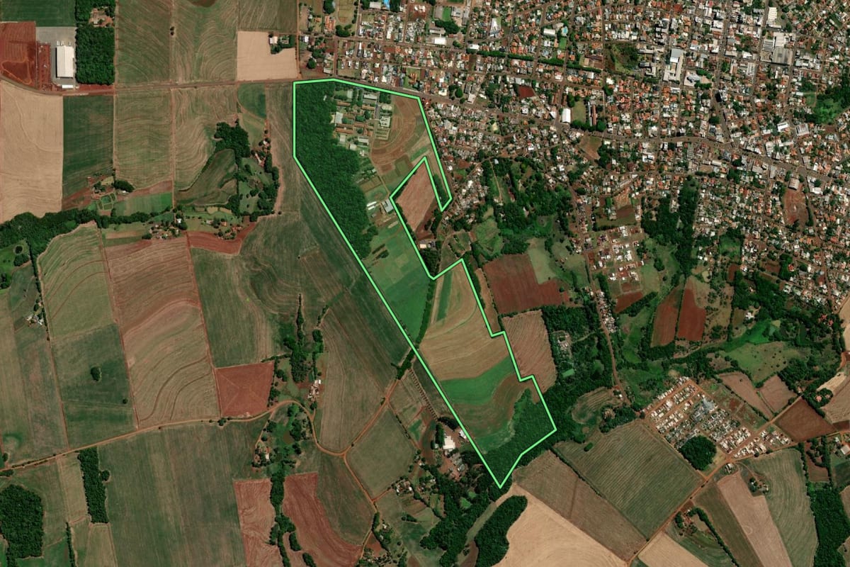 Imagem de satélite do imóvel rural em Três de Maio (RS), com o contorno declarado no CAR desenhado por cima.