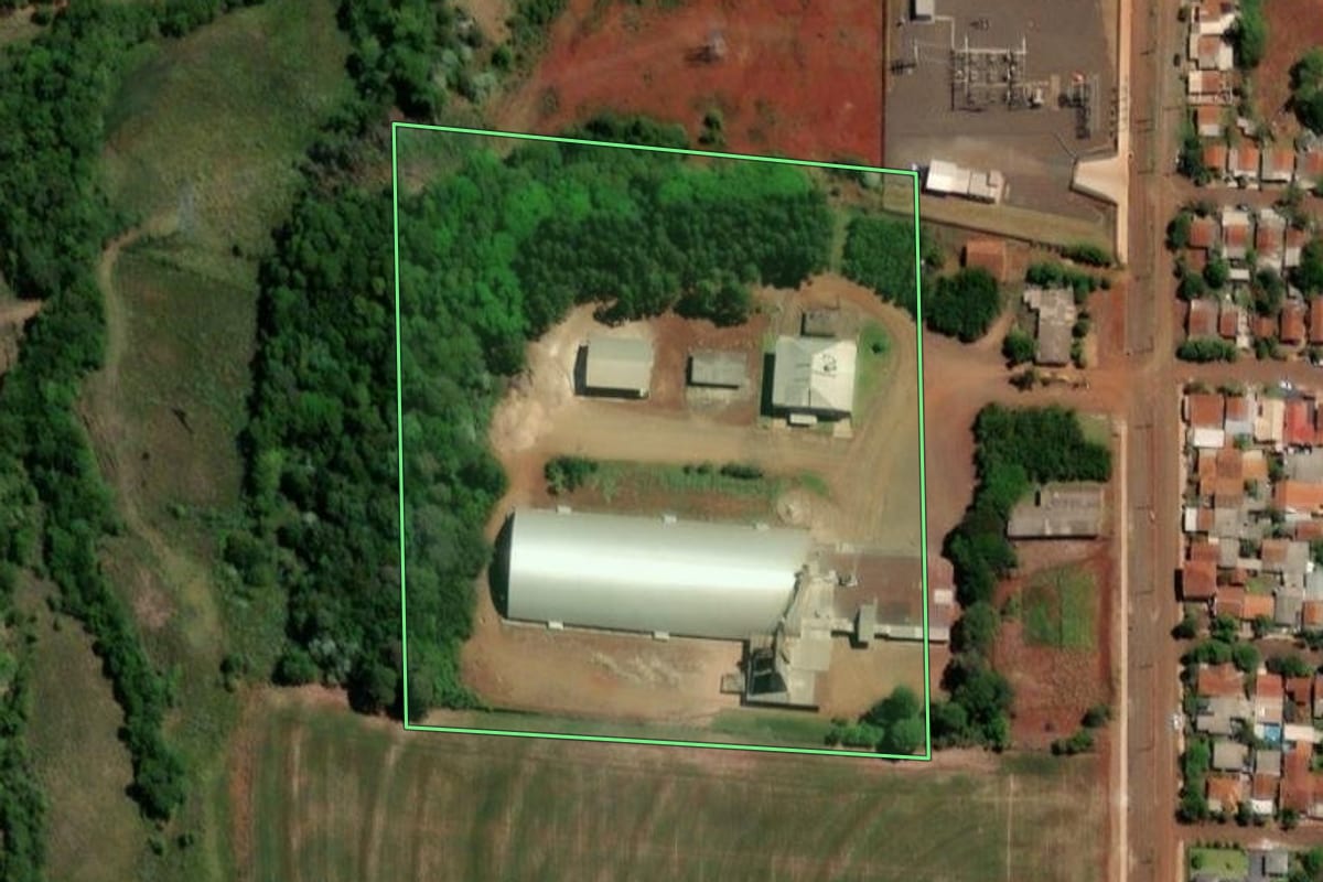 Imagem de satélite do imóvel rural em Três de Maio (RS), com o contorno declarado no CAR desenhado por cima.