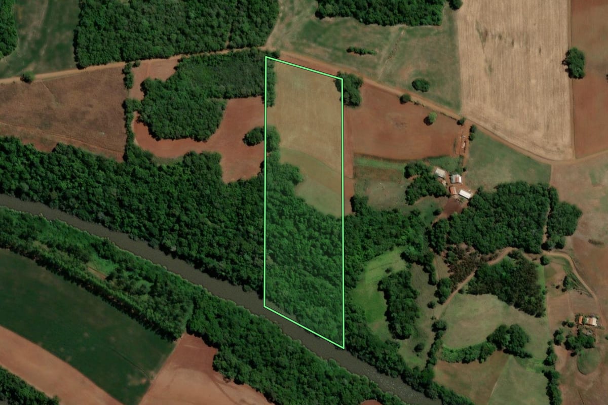 Imagem de satélite do imóvel rural em Três de Maio (RS), com o contorno declarado no CAR desenhado por cima.