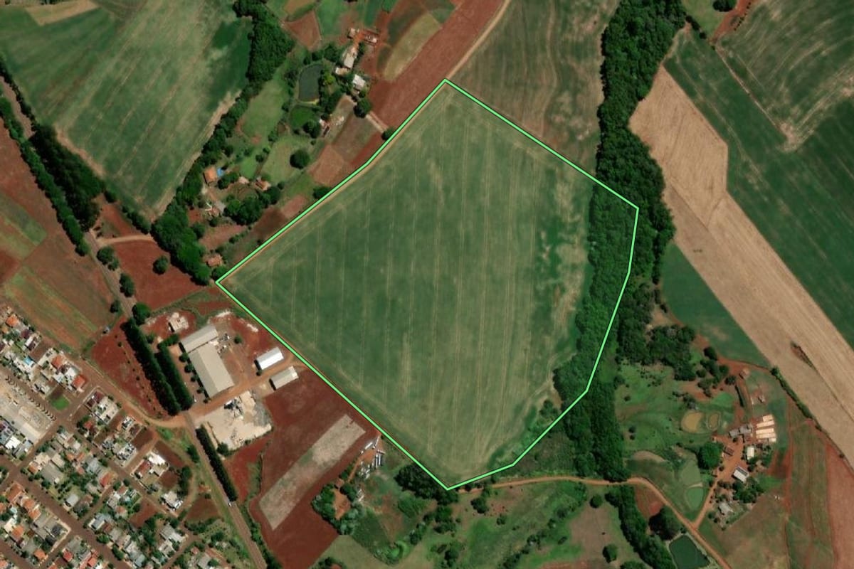 Imagem de satélite do imóvel rural em Três de Maio (RS), com o contorno declarado no CAR desenhado por cima.