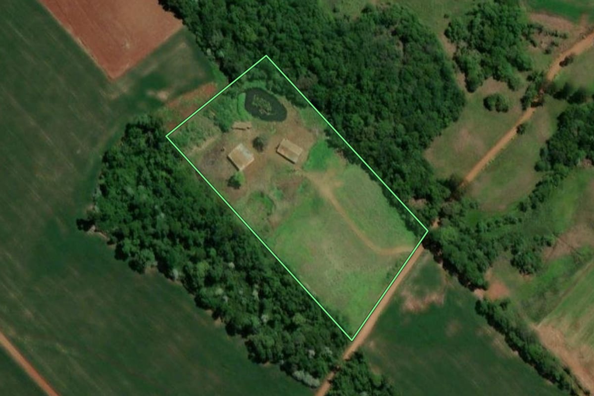 Imagem de satélite do imóvel rural em Três de Maio (RS), com o contorno declarado no CAR desenhado por cima.