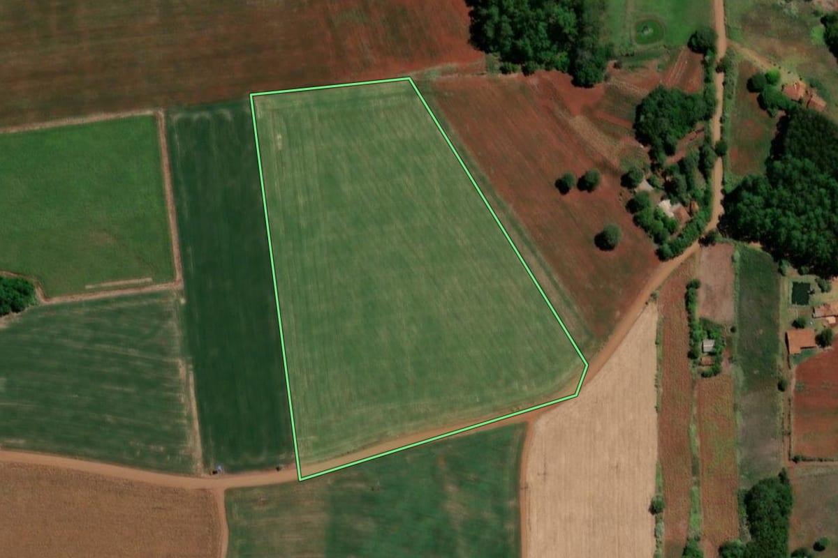 Imagem de satélite do imóvel rural em Três de Maio (RS), com o contorno declarado no CAR desenhado por cima.