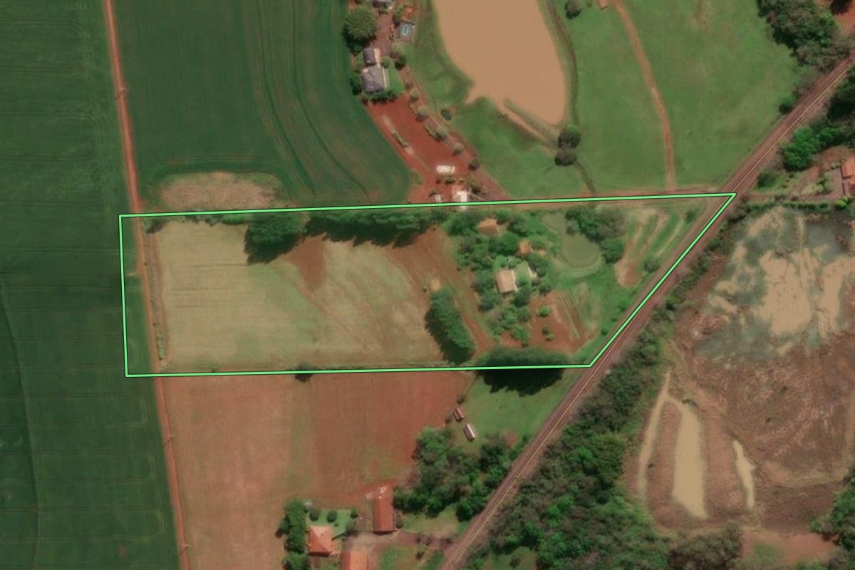 Imagem de satélite do imóvel rural em Três de Maio (RS), com o contorno declarado no CAR desenhado por cima.