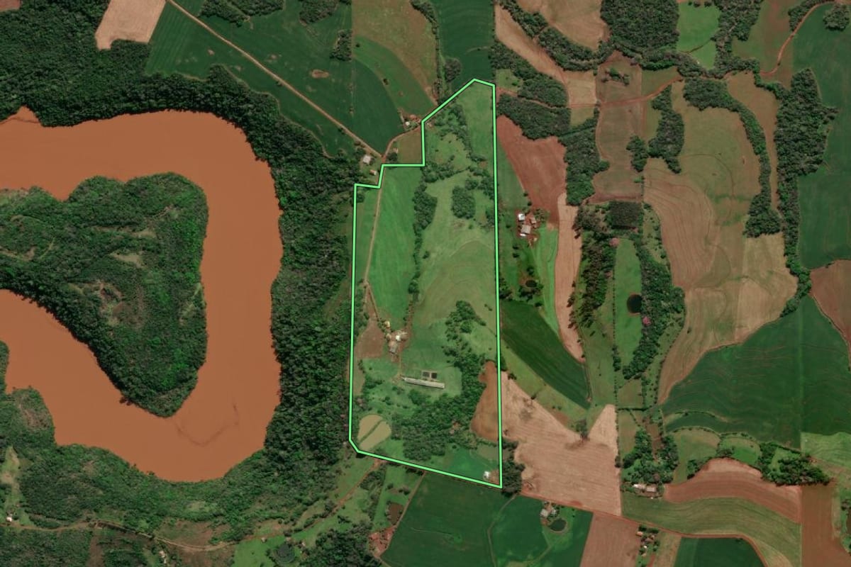 Imagem de satélite do imóvel rural em Três de Maio (RS), com o contorno declarado no CAR desenhado por cima.