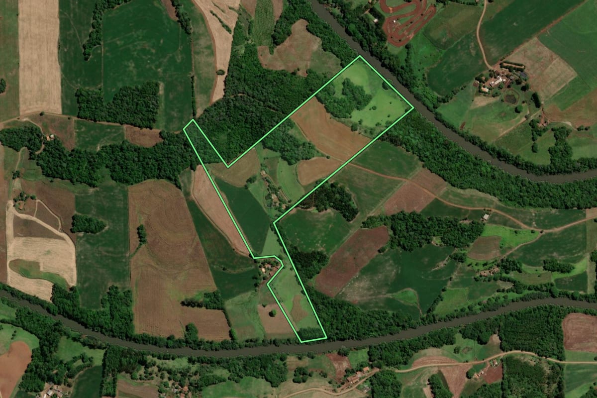 Imagem de satélite do imóvel rural em Três de Maio (RS), com o contorno declarado no CAR desenhado por cima.