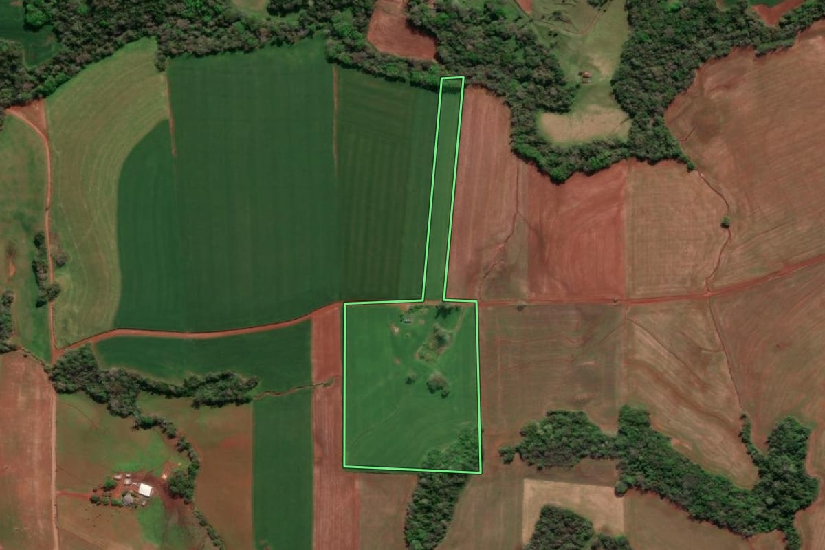 Imagem de satélite do imóvel rural em Três de Maio (RS), com o contorno declarado no CAR desenhado por cima.