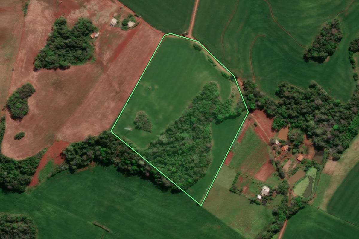 Imagem de satélite do imóvel rural em Três de Maio (RS), com o contorno declarado no CAR desenhado por cima.