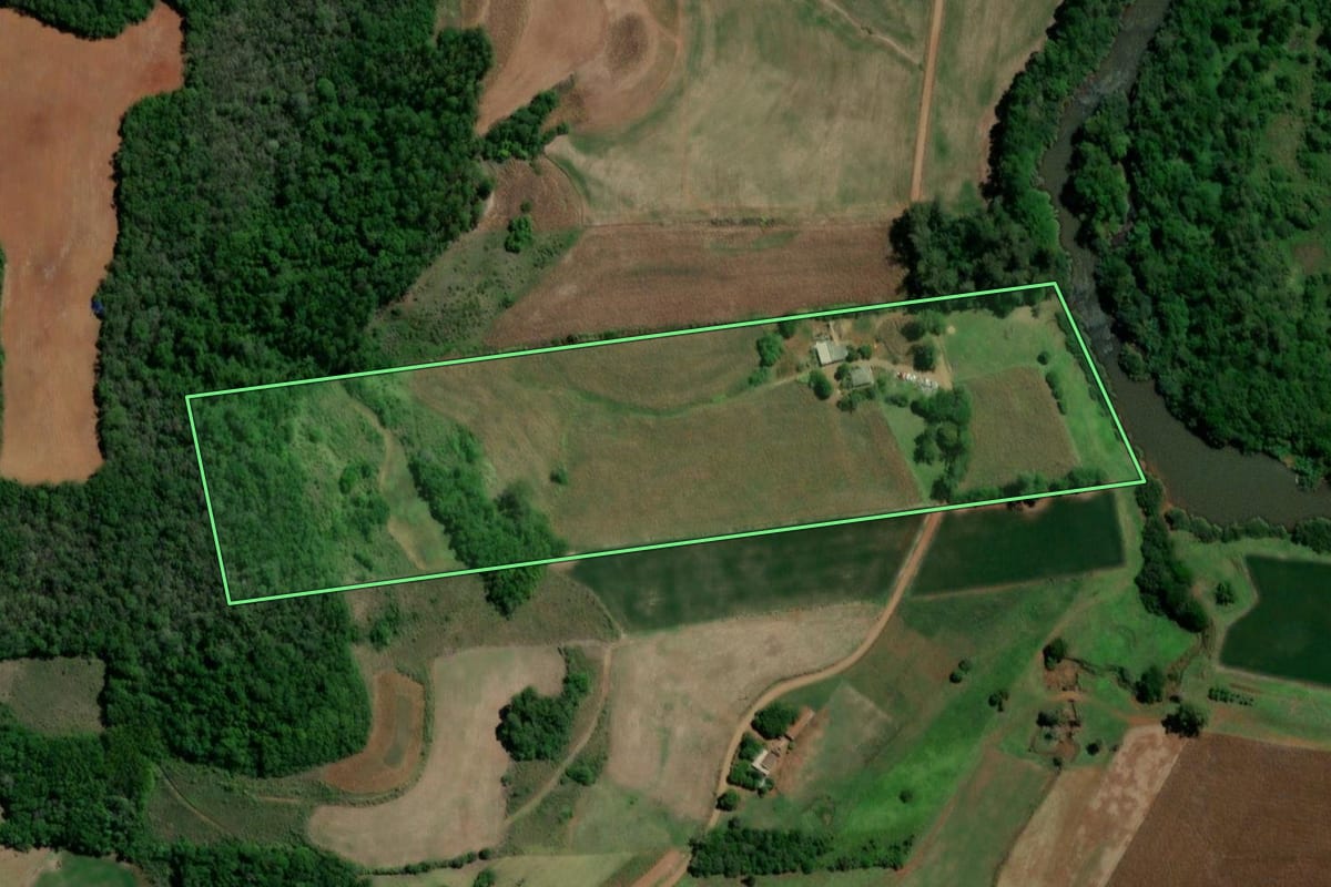 Imagem de satélite do imóvel rural em Três de Maio (RS), com o contorno declarado no CAR desenhado por cima.