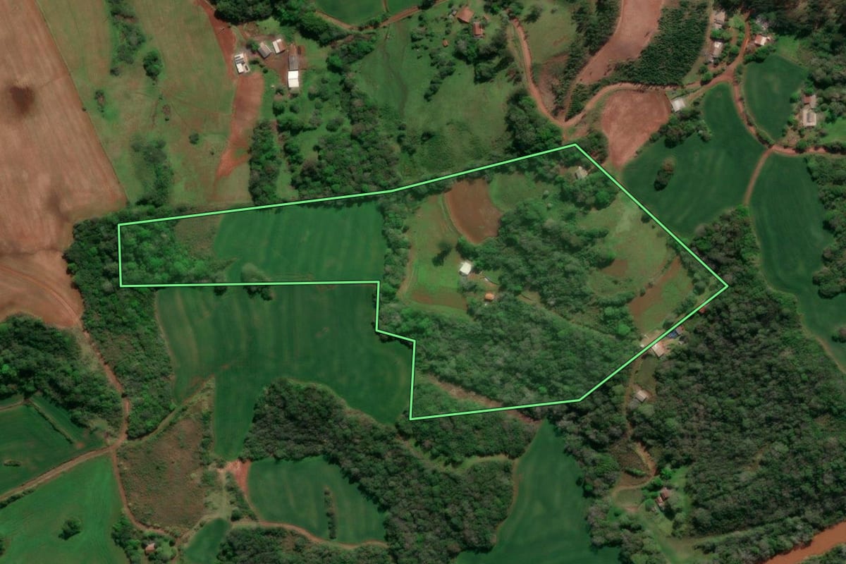 Imagem de satélite do imóvel rural em Três de Maio (RS), com o contorno declarado no CAR desenhado por cima.