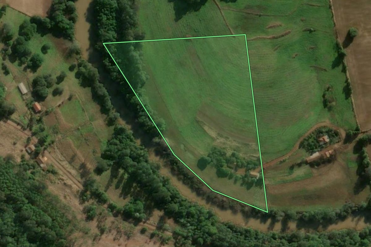 Imagem de satélite do imóvel rural em Três de Maio (RS), com o contorno declarado no CAR desenhado por cima.