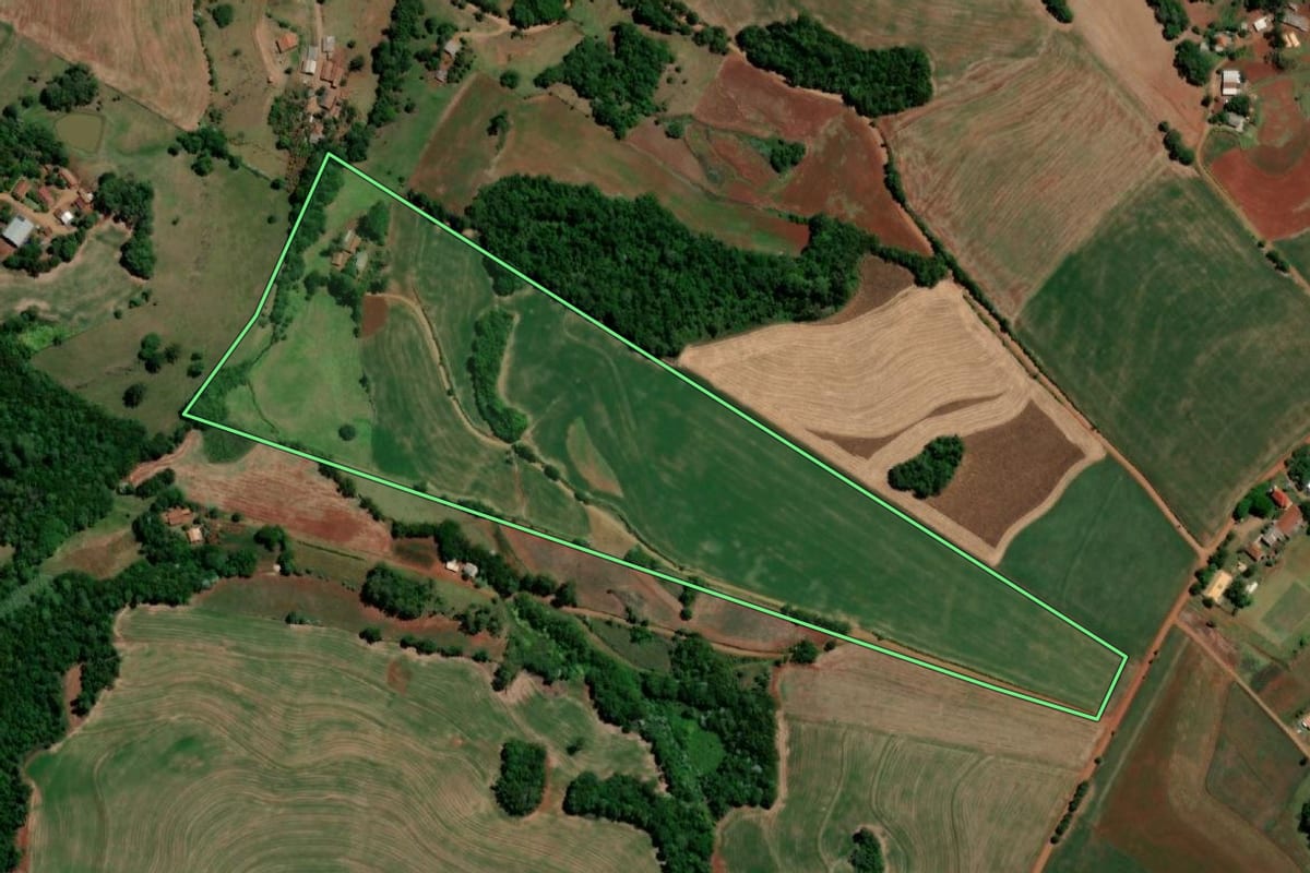 Imagem de satélite do imóvel rural em Três de Maio (RS), com o contorno declarado no CAR desenhado por cima.