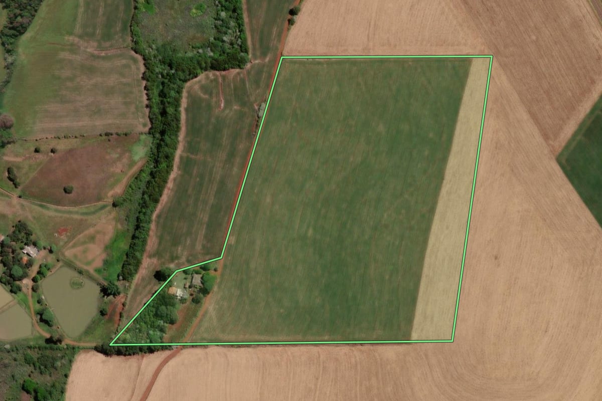 Imagem de satélite do imóvel rural em Três de Maio (RS), com o contorno declarado no CAR desenhado por cima.