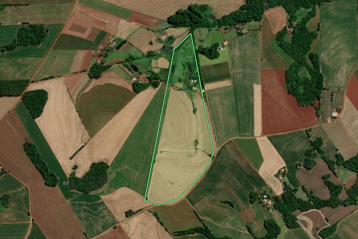 Imagem de satélite do imóvel rural em Três de Maio (RS), com o contorno declarado no CAR desenhado por cima.
