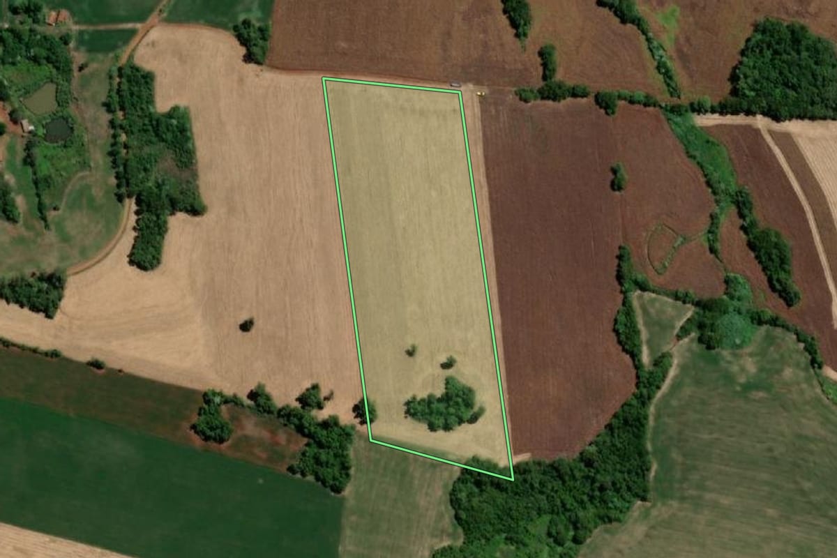 Imagem de satélite do imóvel rural em Três de Maio (RS), com o contorno declarado no CAR desenhado por cima.