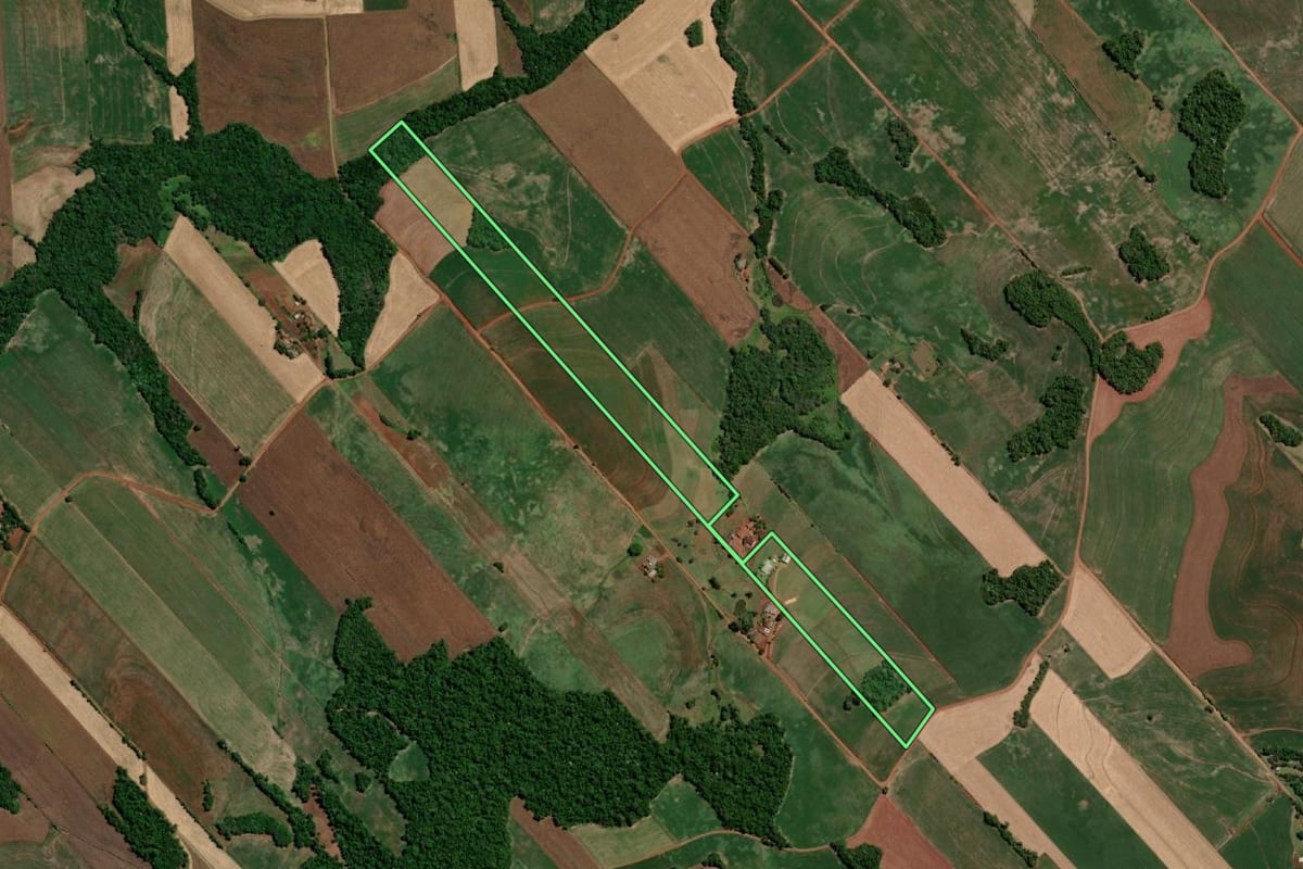 Imagem de satélite do imóvel rural em Três de Maio (RS), com o contorno declarado no CAR desenhado por cima.