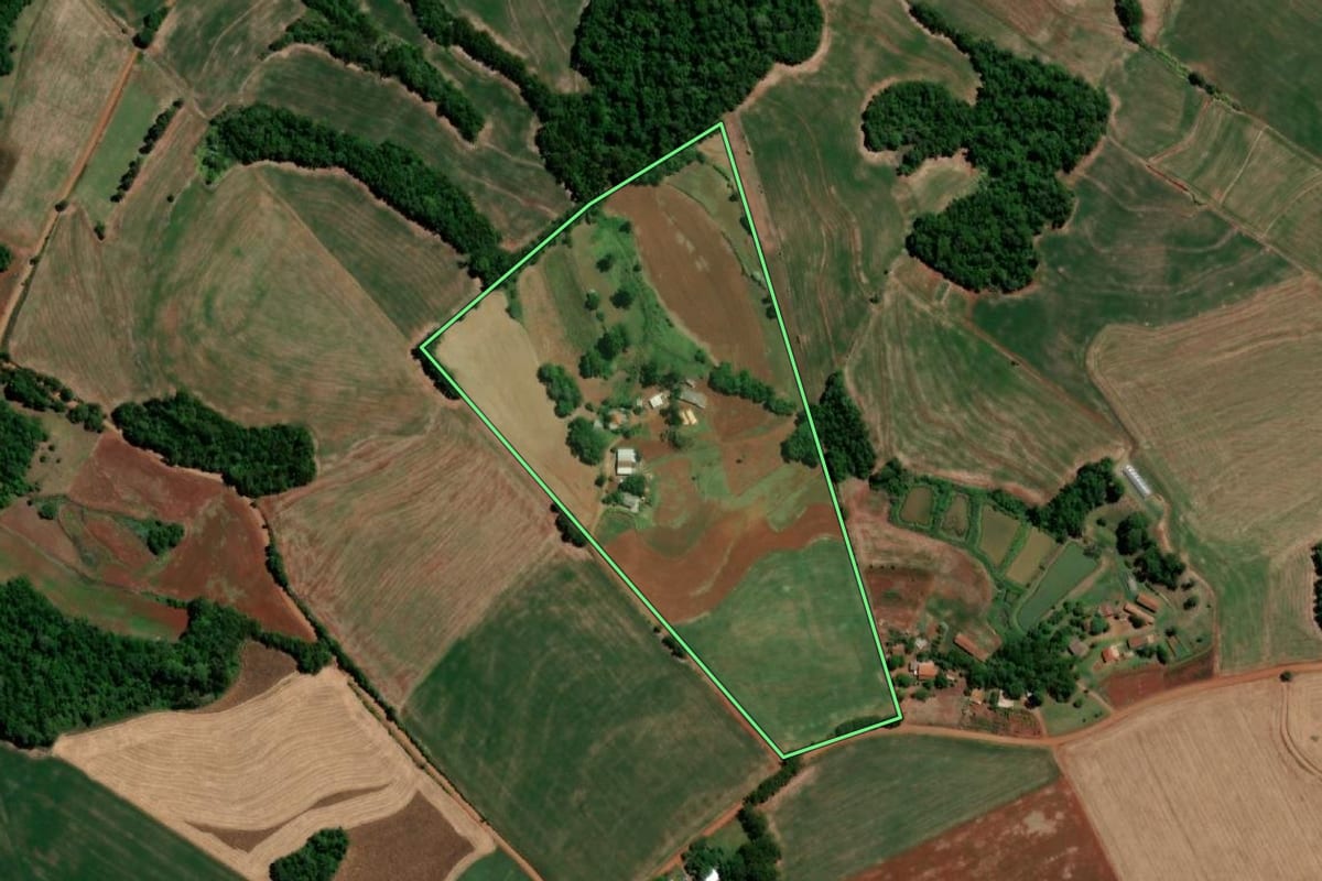 Imagem de satélite do imóvel rural em Três de Maio (RS), com o contorno declarado no CAR desenhado por cima.