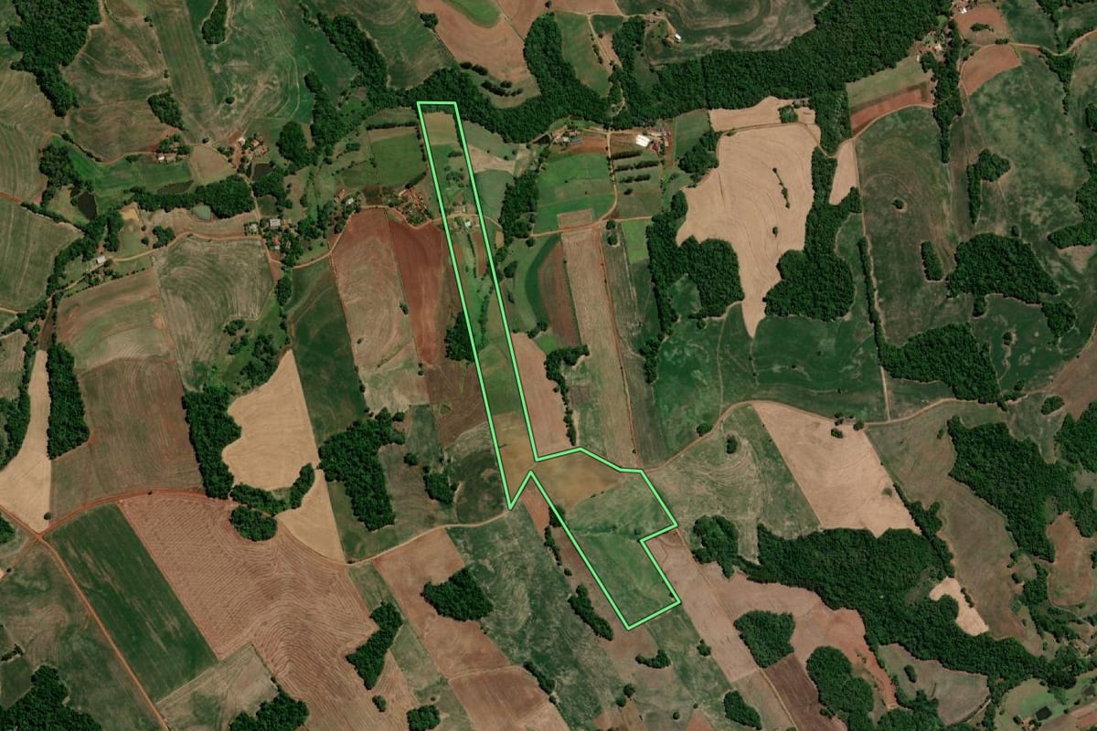 Imagem de satélite do imóvel rural em Três de Maio (RS), com o contorno declarado no CAR desenhado por cima.