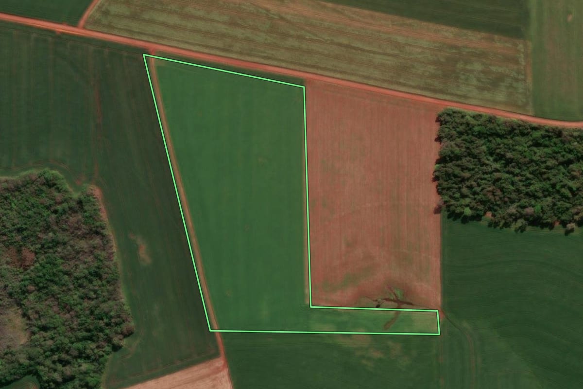 Imagem de satélite do imóvel rural em Três de Maio (RS), com o contorno declarado no CAR desenhado por cima.