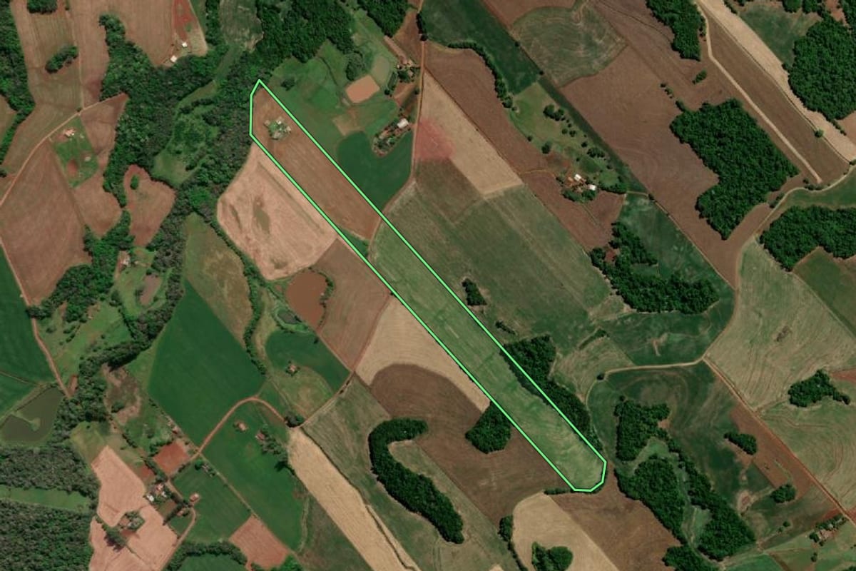 Imagem de satélite do imóvel rural em Três de Maio (RS), com o contorno declarado no CAR desenhado por cima.