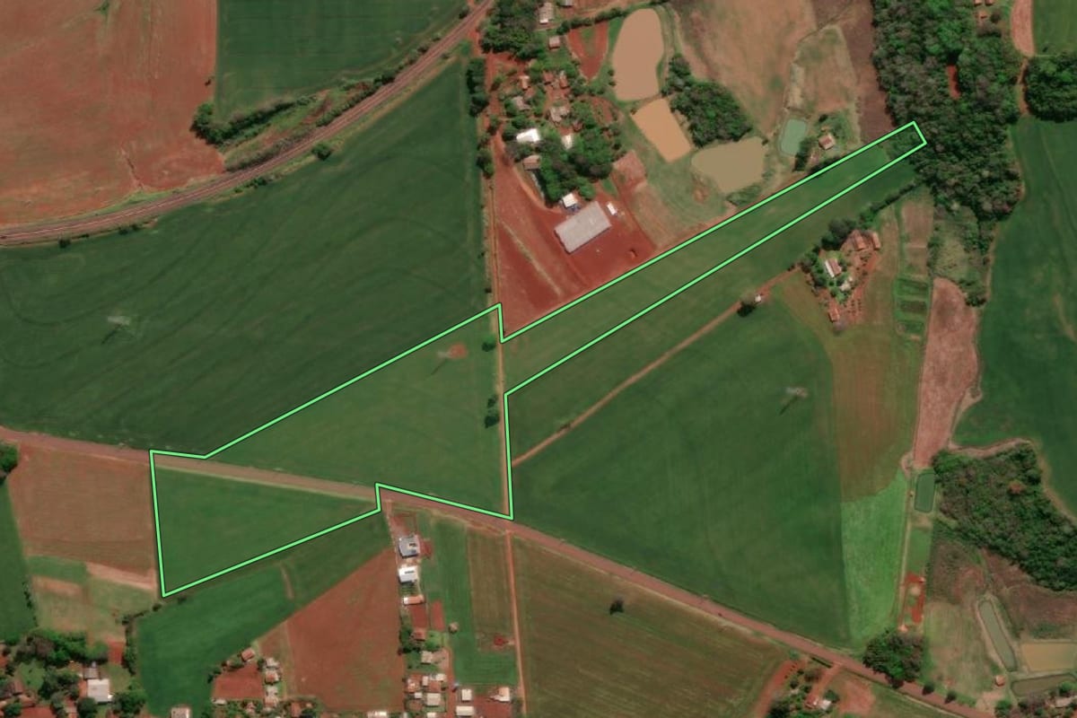 Imagem de satélite do imóvel rural em Três de Maio (RS), com o contorno declarado no CAR desenhado por cima.