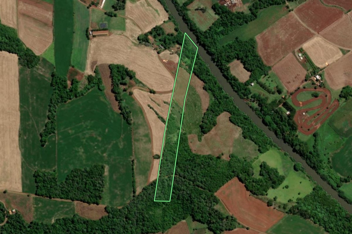 Imagem de satélite do imóvel rural em Três de Maio (RS), com o contorno declarado no CAR desenhado por cima.